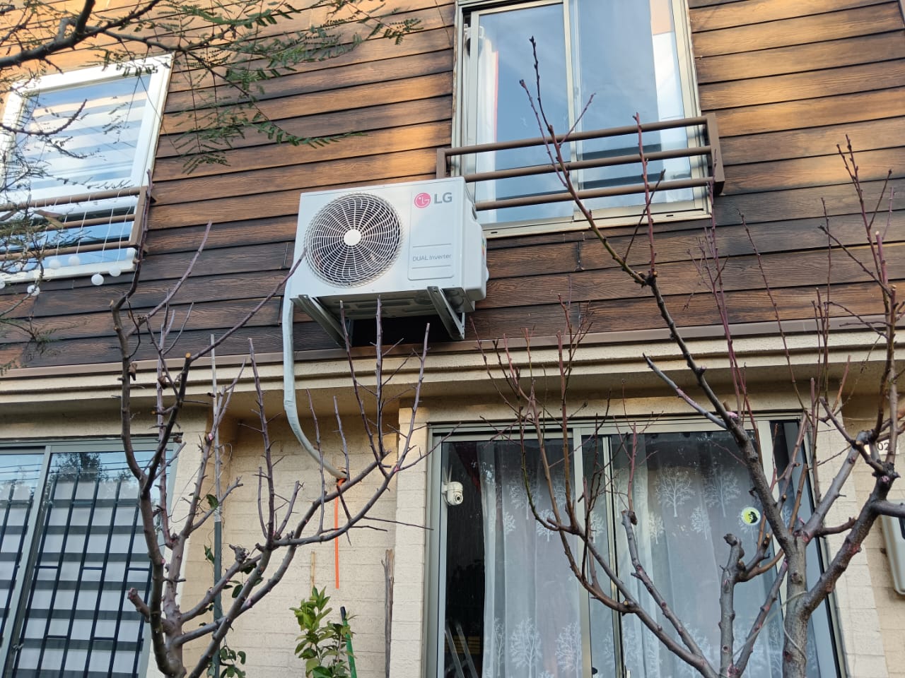 Técnico instalando aire acondicionado